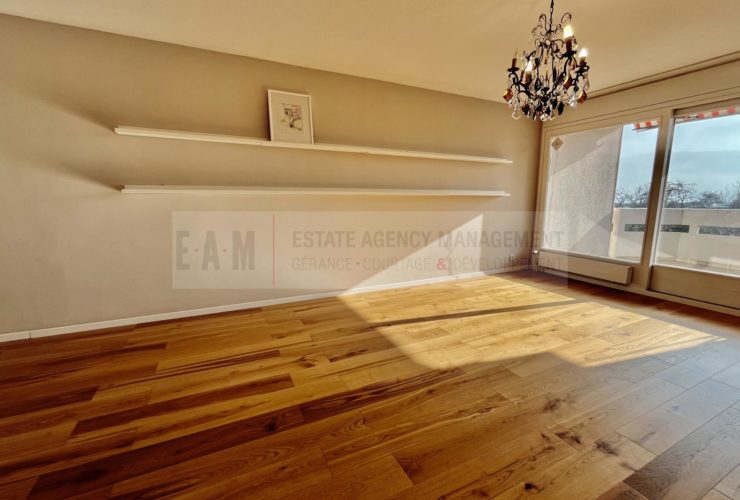5 Rooms Flat, Flat with front and rear views