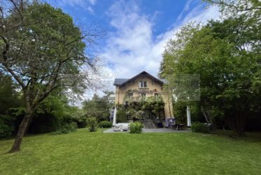 12 Rooms House, Manor house