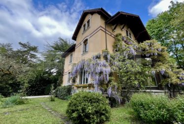 12 Rooms House, Manor house
