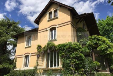 12 Zimmer Haus, Villa