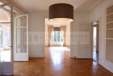 12 Zimmer Haus, Villa