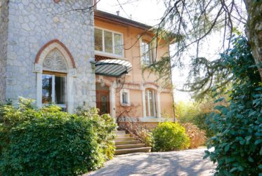 12 Rooms House, Manor house