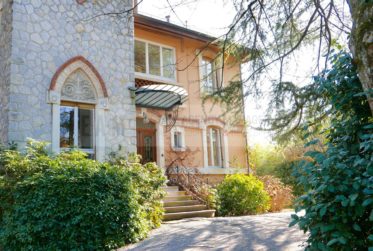 12 Zimmer Haus, Villa