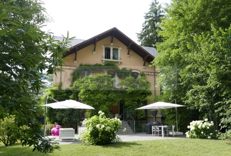 12 Zimmer Haus, Villa