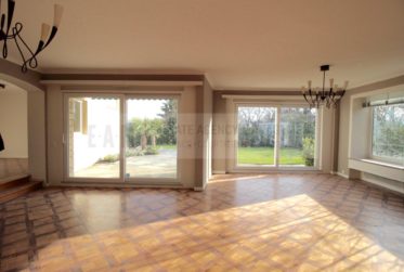 10 Rooms House, Villa