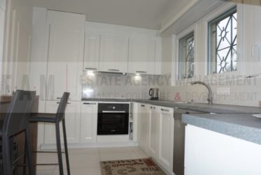 10 Rooms House, Villa