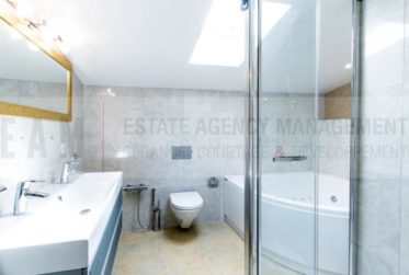 10 Rooms House, Villa