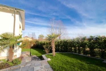 10 Rooms House, Villa