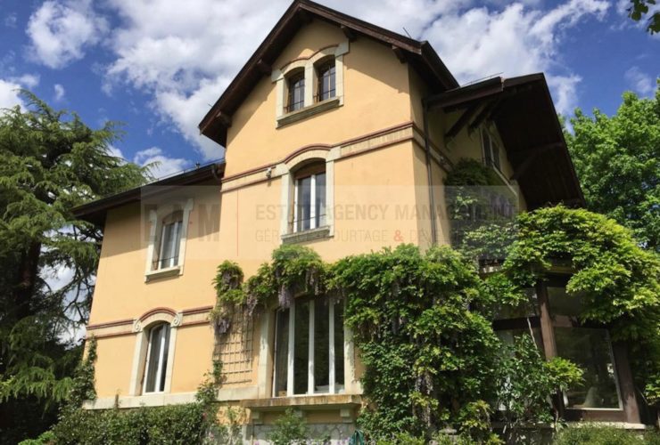 12 Rooms House, Manor house
