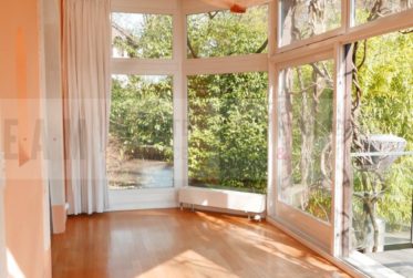 CADRE BUCOLIQUE / AUTHENTICITY STEPS AWAY FROM DOWNTOWN