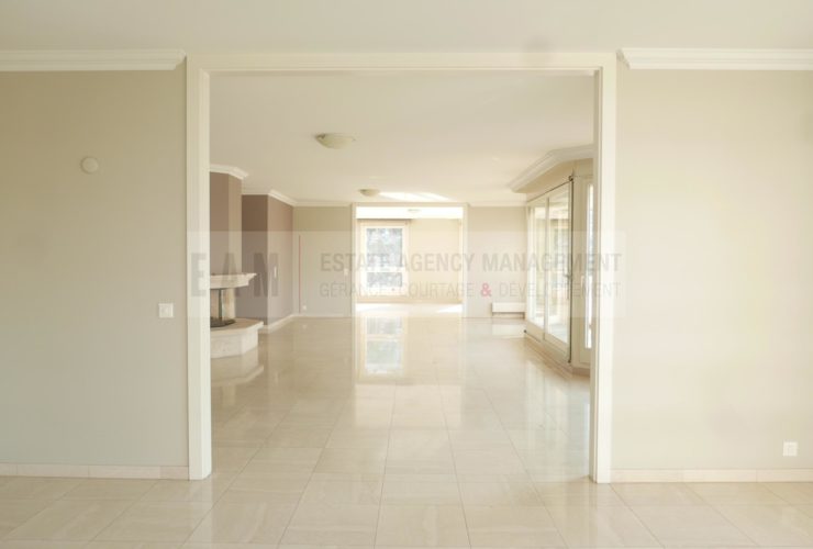 9 Rooms Flat, Flat with front and rear views